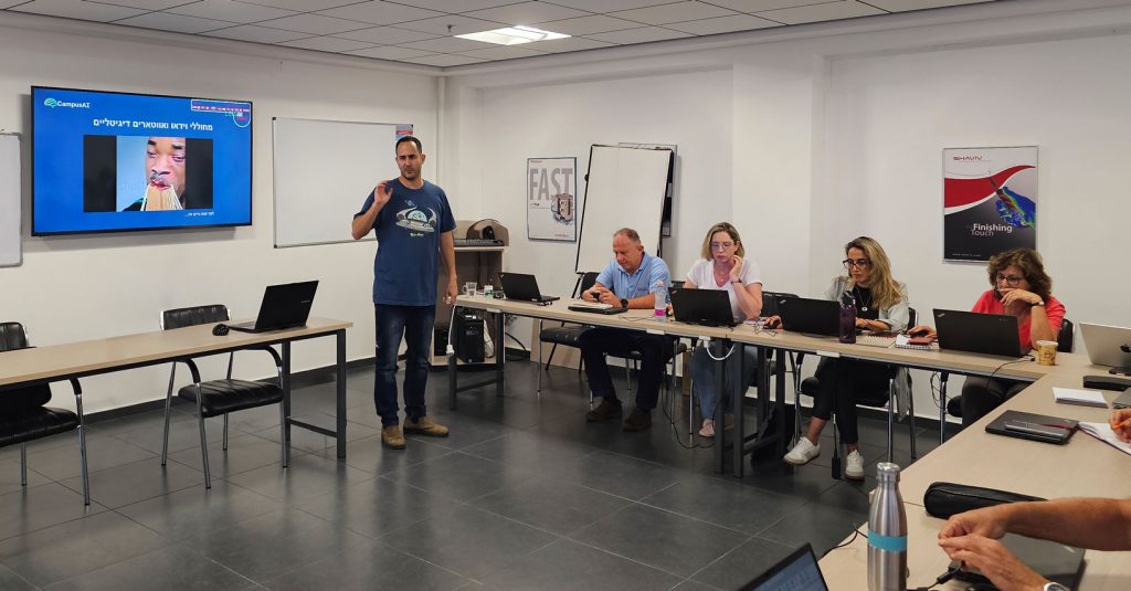 אביתר מרצה בסדנת AI בארגון