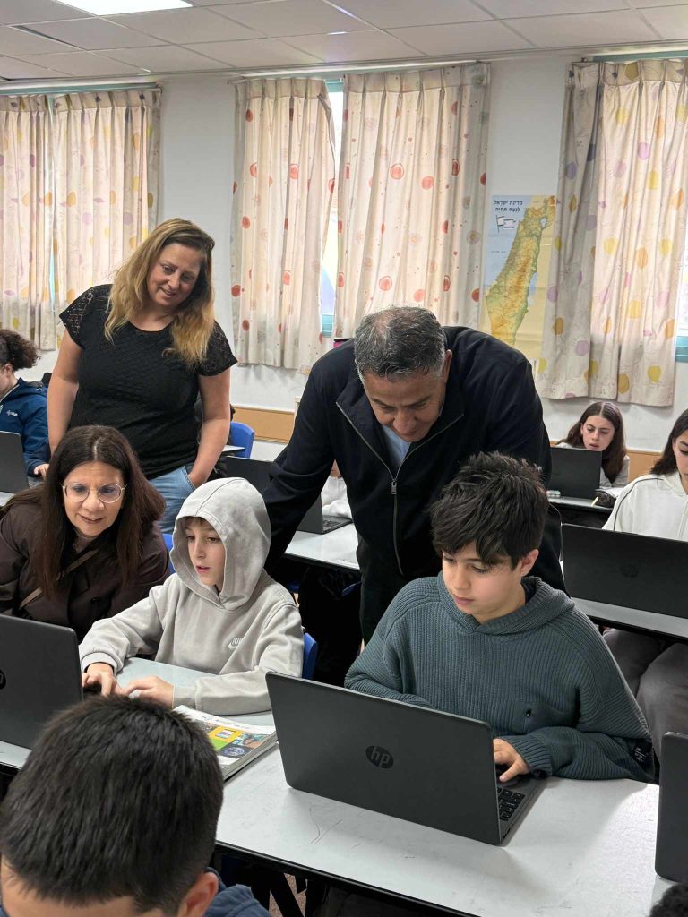 ראש עיריית באר יעקוב נוכח בשיעור בכיתה
